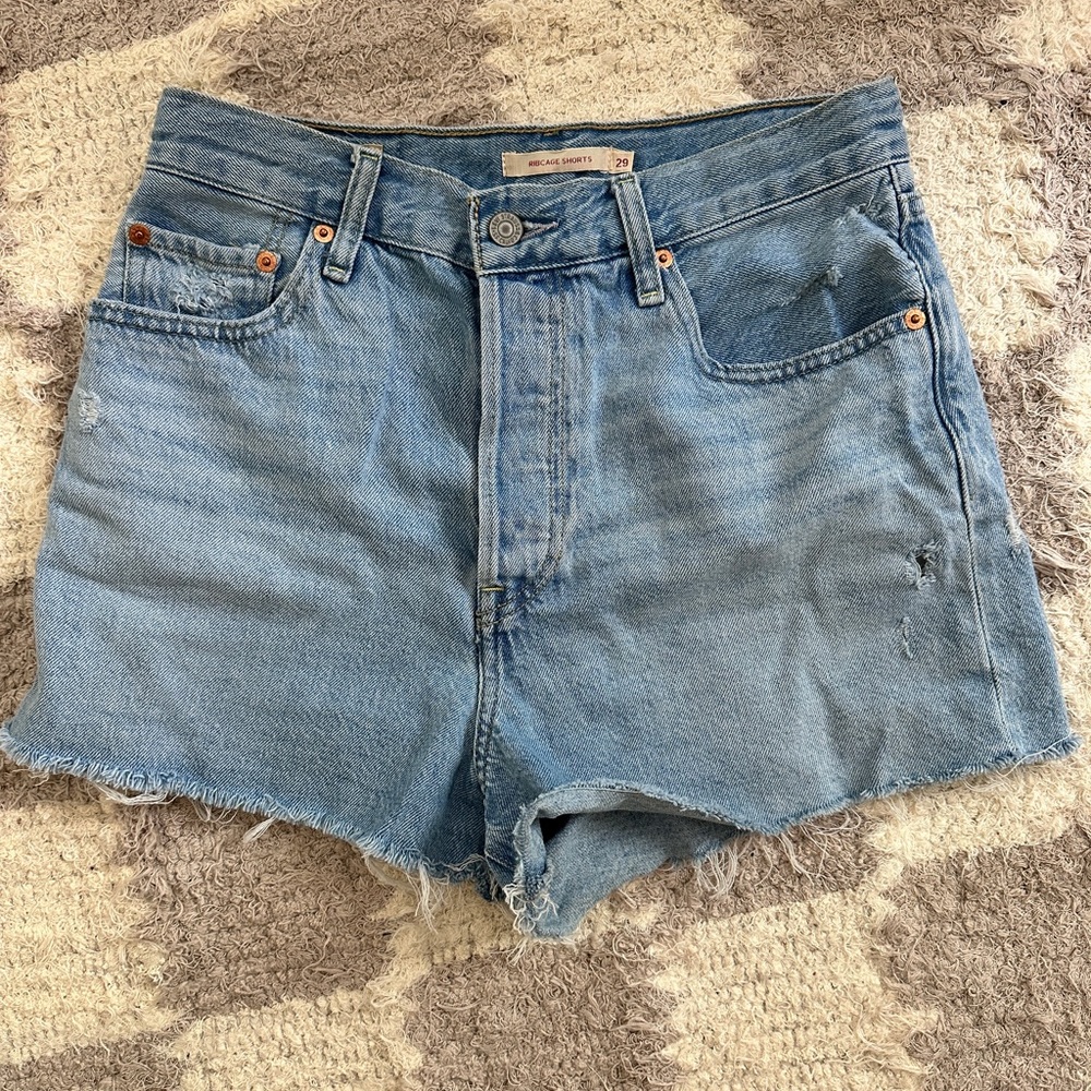 Levi’s Light Wash Ribcage Short